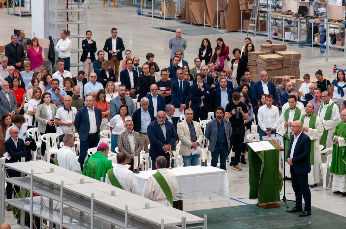 Die Feier der heiligen Messe während der Einweihung der neuen Anlage.